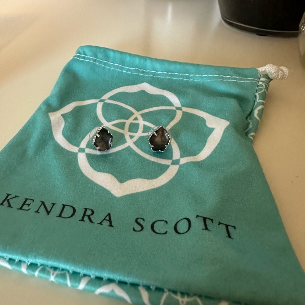 kendra scott tessa stud earrings in silver and grey iridescent